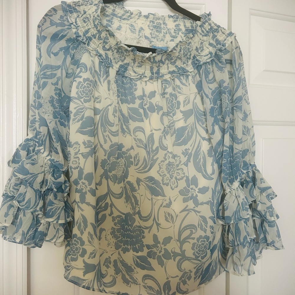 CeCe Blue and Cream Floral Blouse with Ruffle Sleeves New without tag size small
